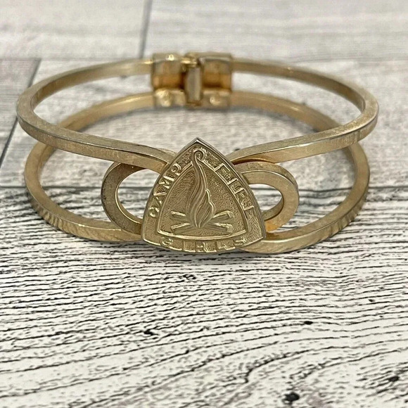 Authentic Vintage VTG Camp Fire Girls Logo Gold Bracelet Spring Loaded - Picture 6 of 9
